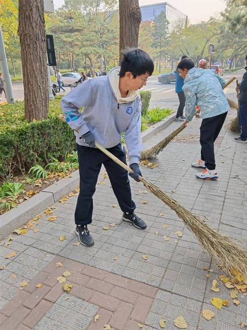 洗扫车、扫路车和吸尘车的区别及工作原理 洗扫车、扫路车和吸尘车的区别及工作原理
